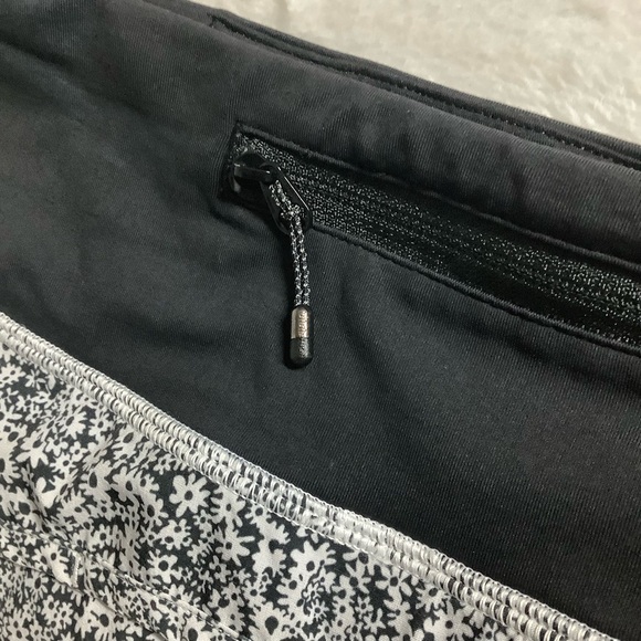 Lululemon Run Times Short (4-way Stretch 4") Daisy White Black / Black Sz 6 - Picture 6 of 11